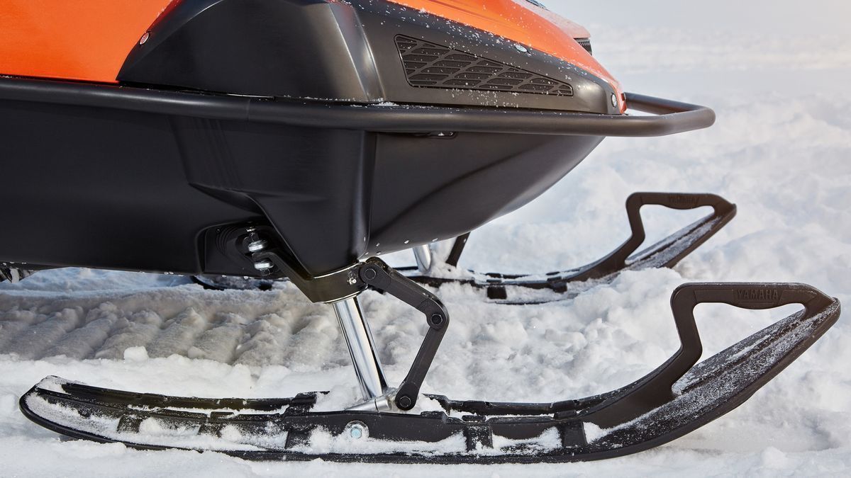 На фото крупным планом передняя подвески и лыжи нового снегохода Ямаха Viking 540V 2020 модельного года