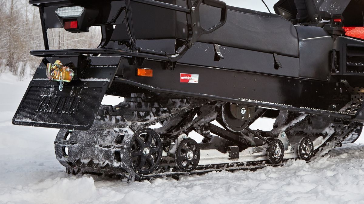 Крупным планом задняя подвеска и гусеницы снегохода Ямаха вк540 Викинг 2020 модельного года